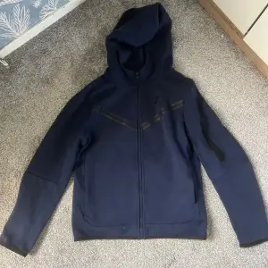 Säljer min Nike tech zip hoodie  Bra skick  Byxorna till dem finns i min profil