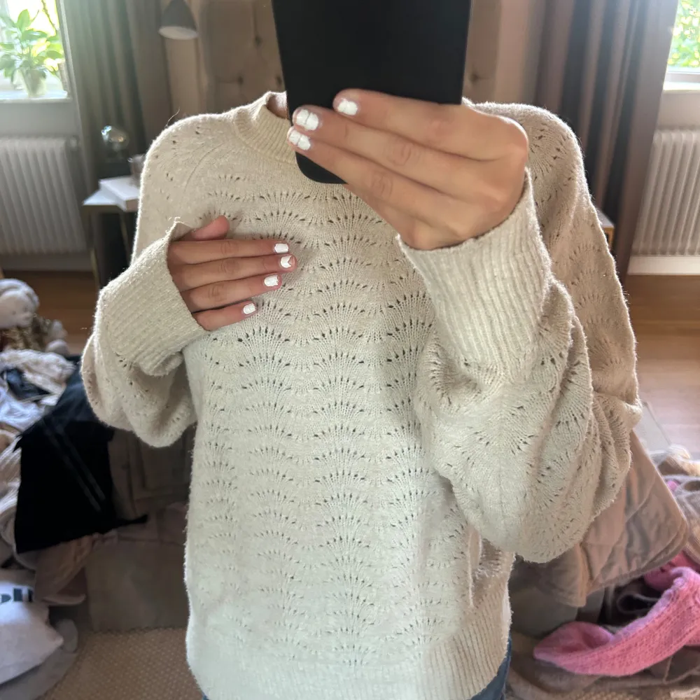 Supersnygg stickad tröja från Uniqlo som är slutsåld. . Neuleet.