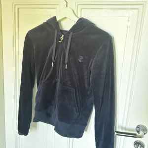 Juicy couture tröja  - Väldigt skönt material och bra skick!!