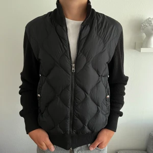 Moncler Cardigan  - Äkta moncler cardigan, nypris 12 000kr (tror ej modellen finns kvar) Sparsamt använd och har ej några defekter. Storlek L men är liten i storleken (brukar ha S/M vanligtvis) (Priset går att diskutera vid snabb affär)