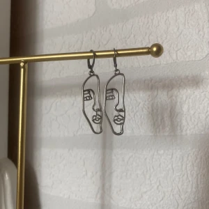 Örhängen  - Jättecoola örhängen av kvinnoansikte i rostfritt stål och zinklegering 💓Modell ”Ulrika”