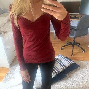 Anna field tröja - Säljer denna superfina vinröda tröja, lappen är avklippt så vet inte vilken storlek men skulle tippa på xs/s💘