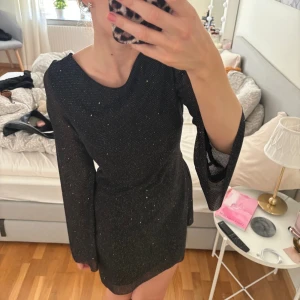 Svart glittrig klänning  - Jättefin svart glittrig klänning med öppen rygg. Klänningen är i storlek S och är aldrig använd, endast provad. Köpt på SHEIN för 250kr. Perfekt till fest✨✨
