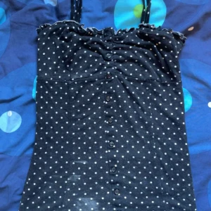 Prickig topp - Säljer denna super fina toppen som har fläckar på bilden men som jag såklart tvättar bort ifall någon är intresserad av att köpa💕