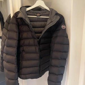 Colmar jacka - Colmar jacka köpt för något år sedan, men är för liten nu. Passar S. Inga fler defekter förutom sista bilden som är på ryggen längst ner. Pris kan diskurteras