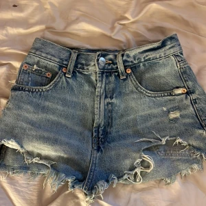zara shorts mid waist - korta och håliga med ”rämsor”🩷 vanlig i storleken. aldrig använt då de var lite för stora för mig men sitter jätte fint på!🩷  skriv för fler bilder och pris kan absolut diskuteras! 