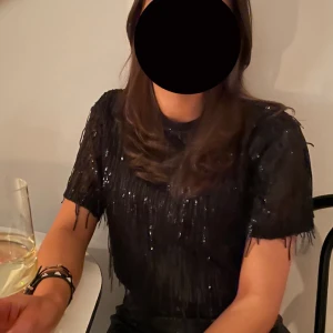 Super cool T-shirt - Så cool T-shirt med glitter. Perfekt för fest eller middag. Ifrån Gina Young men passar mig som har S 