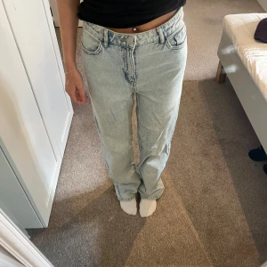 Jeans - Fina ljusblåa jeans i storlek 158, det är modell wide leg, använda mycket men fint skick💕