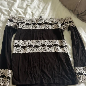 intimissimi pretty flower - INTRESSEKOLL!!! säljer denna jätte fina intimissimi tröjan som är väldigt populär och slutsåld överallt, aldrig använd endast testad och är i storlek L❤️skriv vad ni kan tänka er köpa tröjan för❤️