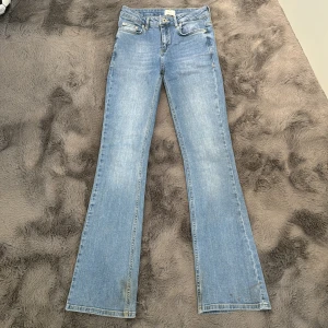 Flared Jeans - Jeansen är köpta från KidsBrandstore, i märket Grunt. De är ljusblåa och i stl 26