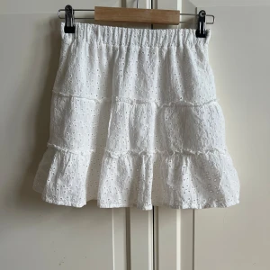 Lågmidjade och kort kjol stl: xs-s  - Superfin kjol med ett fint blommönster från new yorker, lågmidjad och kort, storlek s men passar även xs.