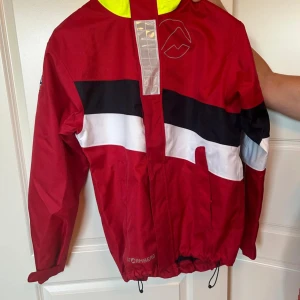 Vindbåt jacka - oanvända vind jackor som passar utmärkt till båtäventyr. säljer 2 stycken ( en i s och en i xs) 300 styck eller båda för 500