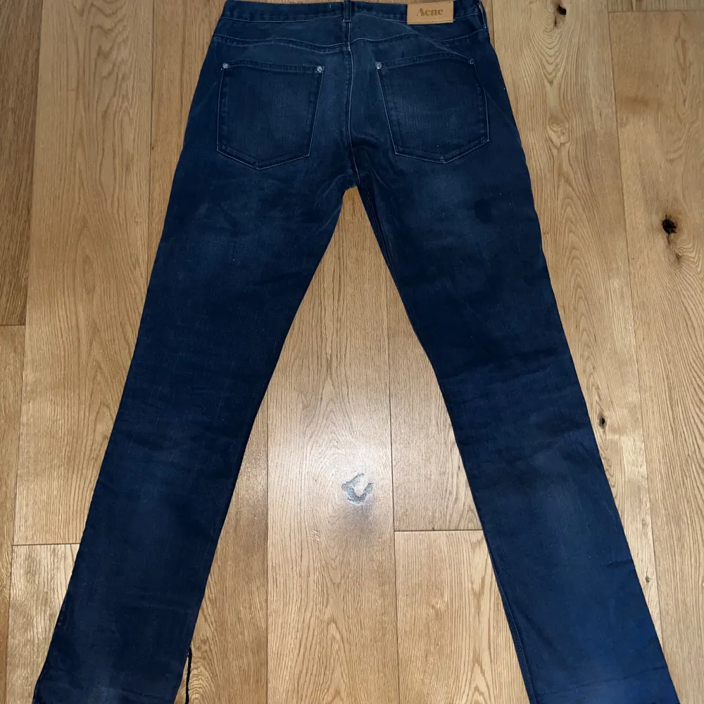 Tjena säljer dessa Jeans från Acne studio som är straight/slim fit. De är storlek 36/34 och är knappt använda finns inga tecken av användning. Hör av er vid frågor och funderingar!. Jeans & Byxor.