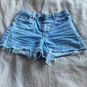 Levi’s shorts - Storlek 24, knappt använda.
