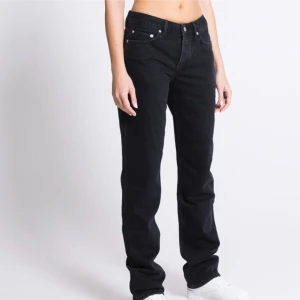 Lågmidjade jeans - Modellen ”icon” från lager157 Storlek S , använda cirka 4 ggr , dom är lite gråa o färgen💘