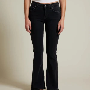 Bikbok jeans - Low flare jeans 980 från bikbok. Jag har vikt ner kanten på jeansen men det är ingen märkvärdigt💖 längden är W33