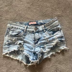 Jättefina low waist jeans shorts💘💘 passar xs-m