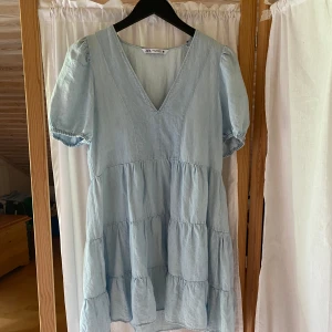 Jeansklänning med volanger ZARA - Fint skick!🩵XS men passar även S