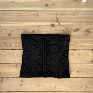 Svart korsett - Snygg svart korsett från maidenform! Endast använd en gång. Köpt här på plick.
