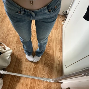 Midrise jeans💖 - Säljer dessa jeans från weekday i modellen ”twig” då de inte längre kommer till användning🥰 storlek 26/32 och är lite långa till mig som är runt 160 cm💕