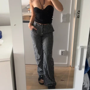 Rutiga kostymbyxor  - Jättesnygga kostymbyxor med cargostuk. Använda 1 gång. Toppskick. Skriv om du vill ha mått eller liknande.🩷🌸 är 1,63 cm