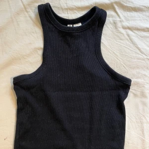 Linne - Fint ribbat svart linne från H&M i storlek Xs, knappt använt så nyskick💕