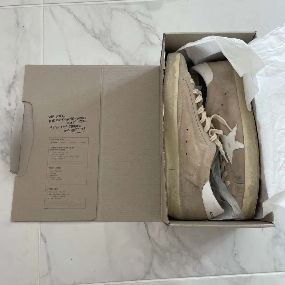 Helt nya Golden Goose superstars  Aldrig använda Suede/Mocha  Box och skopåsen kommer med  Nypris 5200kr  Mitt pris 4200kr Storlek 45 EU . Skor.