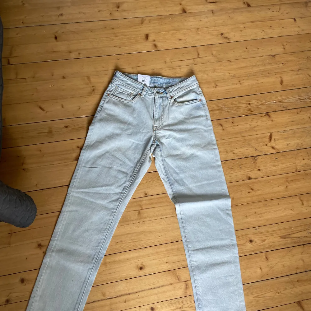 Köpte paret nyss, och säljer dem för att jag har ett till par. De är helt nya med kvitto och ny pris kan vara upp till 700kr! Paret kan passa barn som är 150/160. Jeans & Byxor.