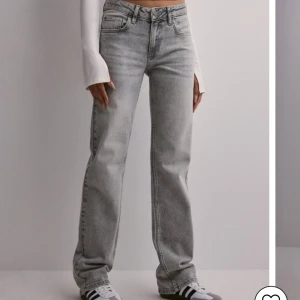 Grå jeans - Helt oanvända jeans från Nelly, prislappen är fortfarande kvar, nypris 599kr