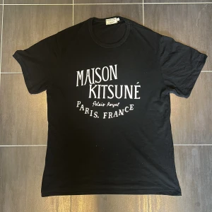 Maison Kitsune T-shirt - Riktig fet Maison Kitsune T-shirt som är skön och perfekt för sommarn, storlek L fast passar M och även S. Hör gärna av er vid flera frågor eller funderingar! 