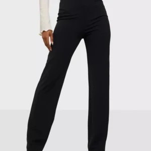 Straight Crepe Pant från Nelly - Byxor från Nelly. Byxorna är raka med hög midja i storlek S. Ordinarie pris är 299kr. Byxorna är enbart testade, säljer då det tyvär inte kommer till användning.🫶🏻