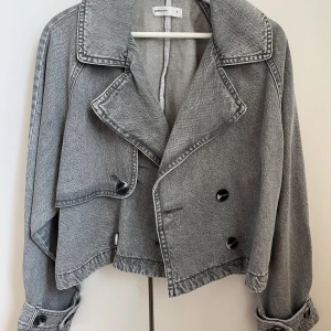 Jeansjacka  - Jeansjacka från Gina tricot strl S aldrig använd! Nypris ca 600