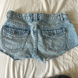 Lågmidjade jeansshorts  - Säljer dessa suuuperfina jeansshorts,  de är köpte här på plick för 400kr men var tyvärr för stora för mig. tveka inte att kontakta mig vid funderingar. köpare står för frakten💕💕💕 