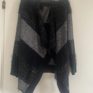 Vacker svart Kofta - En vacker snygg svart kofta🖤 som har använts 1-2 gånger