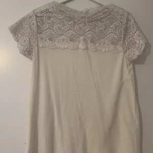 Spets T-shirt - Helt nytt skick, oanvänd, självsådd. Superfin, men den kommer ej till användning. 💞 !!kan gå ner i pris vid snabbt köp!!