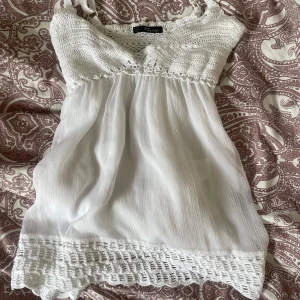 Topp - Vit snygg topp hälften virkad storlek Xs