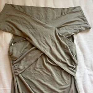 Gina tröja - Denna tröja är köpt från ginatricot för ett tag sedan. Den här tröjan liknar en tröja från hm som är slutsåld. På tröjan har ett par trådar gått upp men inget som syns så himla mycket. Tröjan är i storlek s.