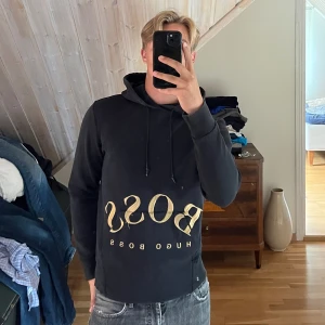 Hugo Boss hoodie - Svart Hugo boss hoodie i storlek M, pris 199 kr. Skriv om ni har frågor