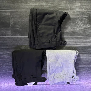 Jack&Jones Marco - 3 st: 2 svarta, 1 grå. Nästintil nya.  Köpta för 599kr styck. Diverse säljs för 150kr styck, ELLER alla 300kr. Stolekarna: 1 av de svarta är. 27:32 1 svart. 28:32 Gråa. 27:32. Märker ingen skillnad på 28:32 och 27:32. Det är bara att höra av sig! 😄 