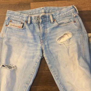 Lågmidjade jeans - Lågmidjade jeans med snygga hål på benen, inga defekter 🥰