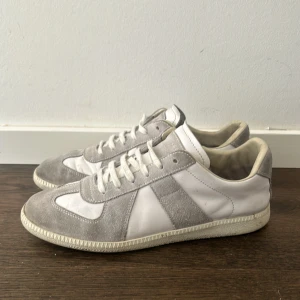 Maison Margiela Gats - Säljer mina gats i storlek 42 då de inte passar längre. Skorna är i väldigt bra skick och har inte fått så mycket andvändning. Storleken är true to size så det är inga konstigheter. Dustbag medföljer.