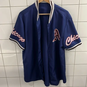 Streetstyle skjorta - En 90-tals inspirerad streetstyle skjorta som är oversize. Lite pojkband, backstreetboys, nysyc vibes. Cool och riktigt snygg är den! 