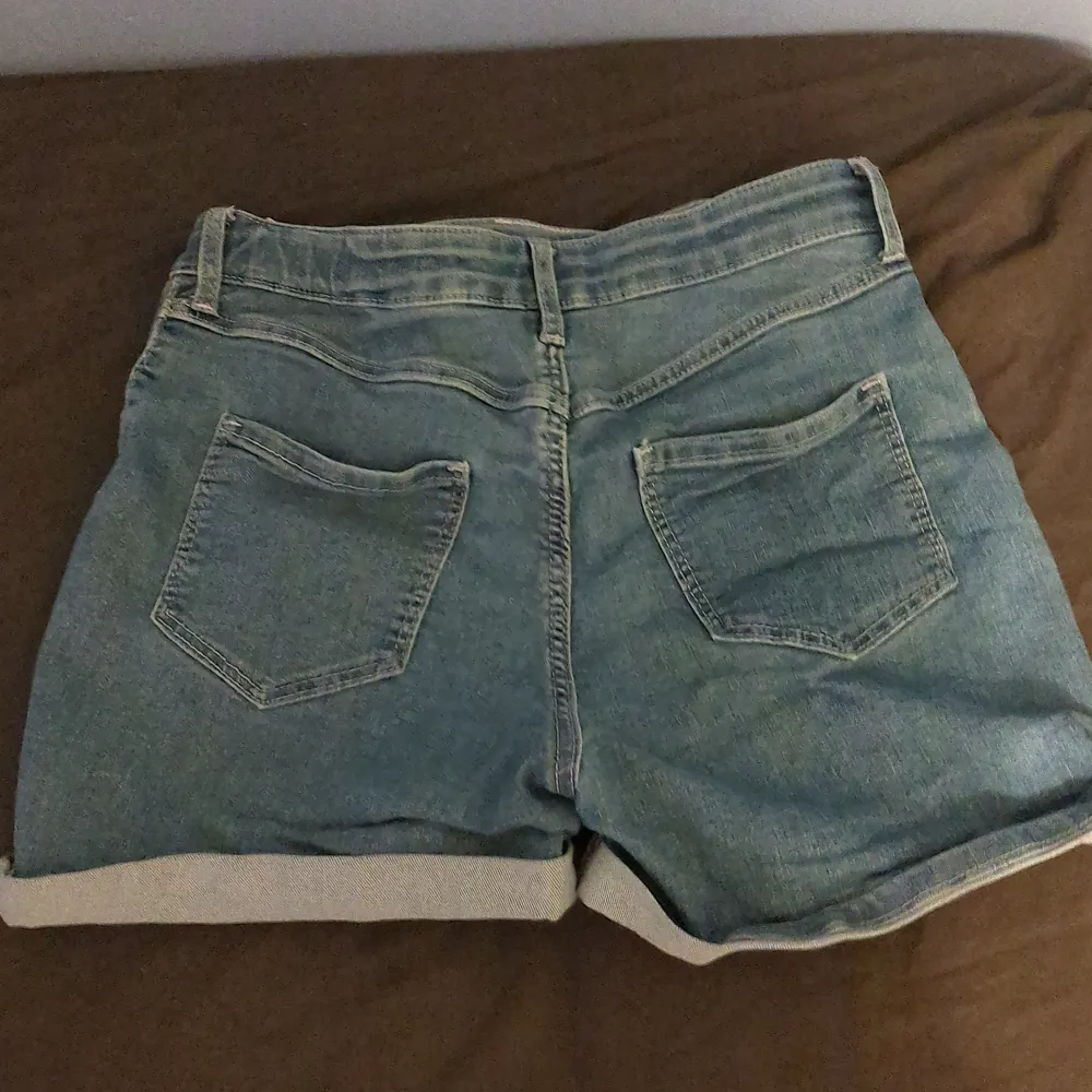 Fina jeansshorts köpta från HM förra året men har inte kommit till användning. I väldigt bra skick! . Shorts.