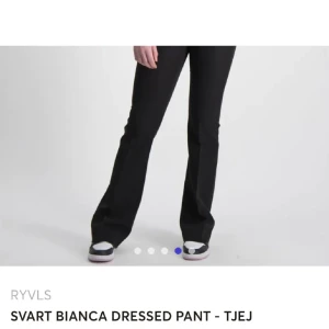 Kostymbyxor - Helt nya kostymbyxor, aldrig använda bara provat de. Nypris ca 500kr, från kidsbrandstore så det är barnstorlek, men skulle säga att det är en xs/s!