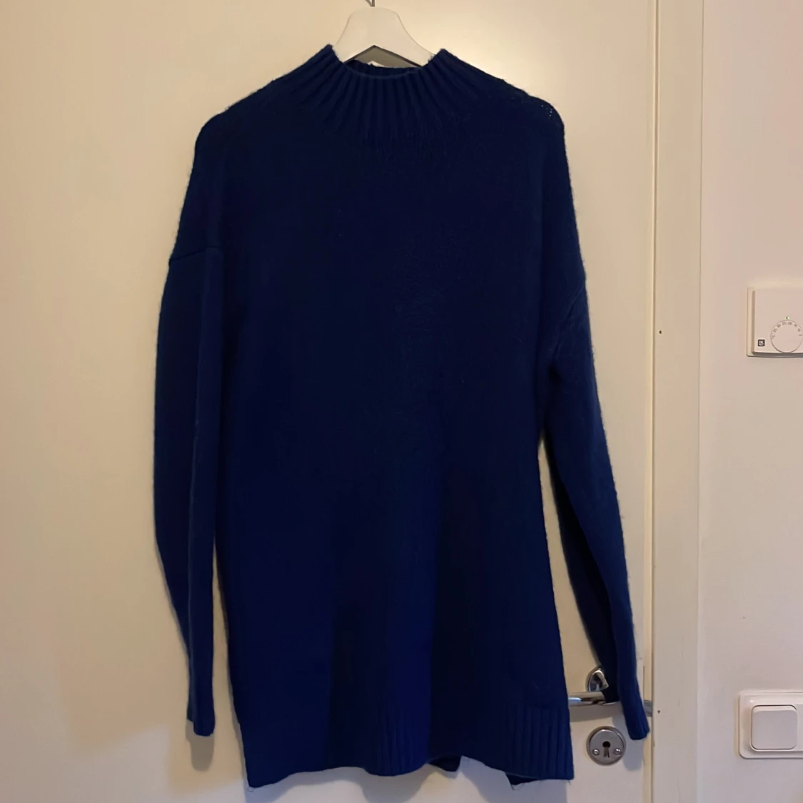 Mörkblå stickad tröja - 90