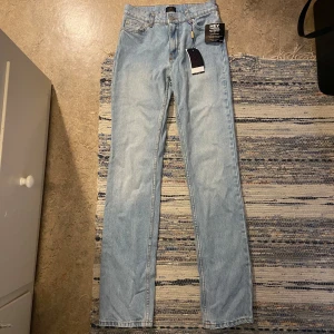 oanvända jeans  - Helt oanvänd jeans från Nelly. Prislapp är kvar och allt. Inga defekter. Storleken är ”long legs” xxs/32 Väldigt bra nu när det är svalare i landet!🩷