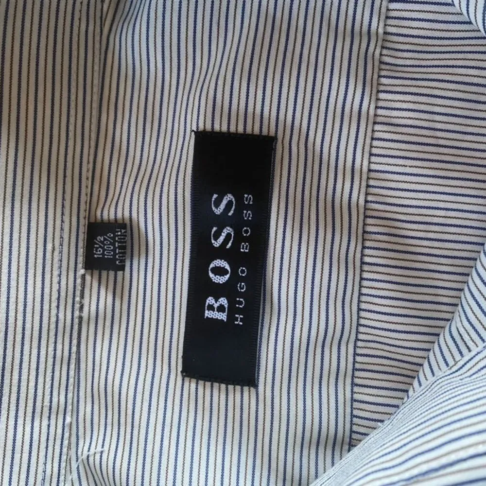 Hugo boss skjorta i bra skick. Använd ett fåtal gånger och säljs pga för stor, inga defekter eller andra skador. Nypris ≈ 1000+ . Hör av dig vid minsta lilla fråga. . Skjortor.