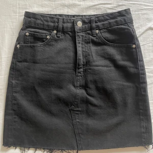 Jeanskjol - Svart jeanskjol från Gina tricot. Fint skick och inga defekter. Skriv privat vid frågor💞