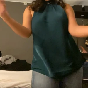 Topp i nyskick  - Topp från bikbok använd en gång, den är i superfint skick. Den har öppen rygg och är i 38 men hade själv strl 36 när jag köpte den så funkar nog för 36 också🌸