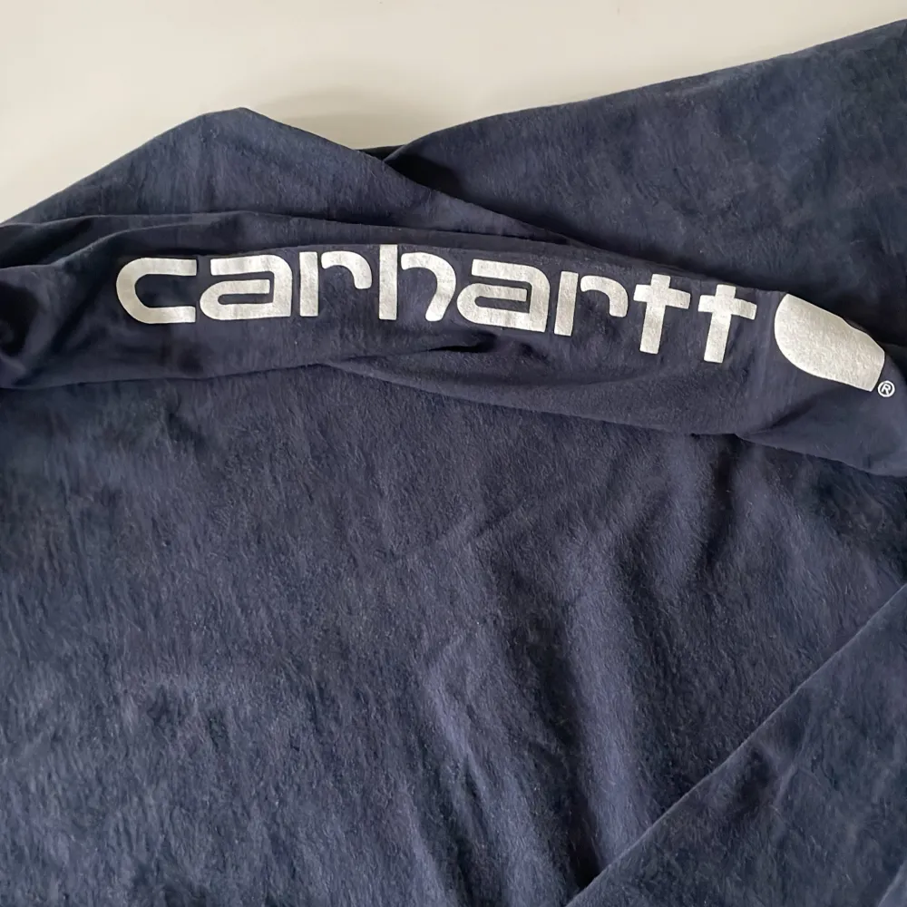 Carhartt tröja med tryck på armen  I bra skick Pris kan diskuteras. Tröjor & Koftor.